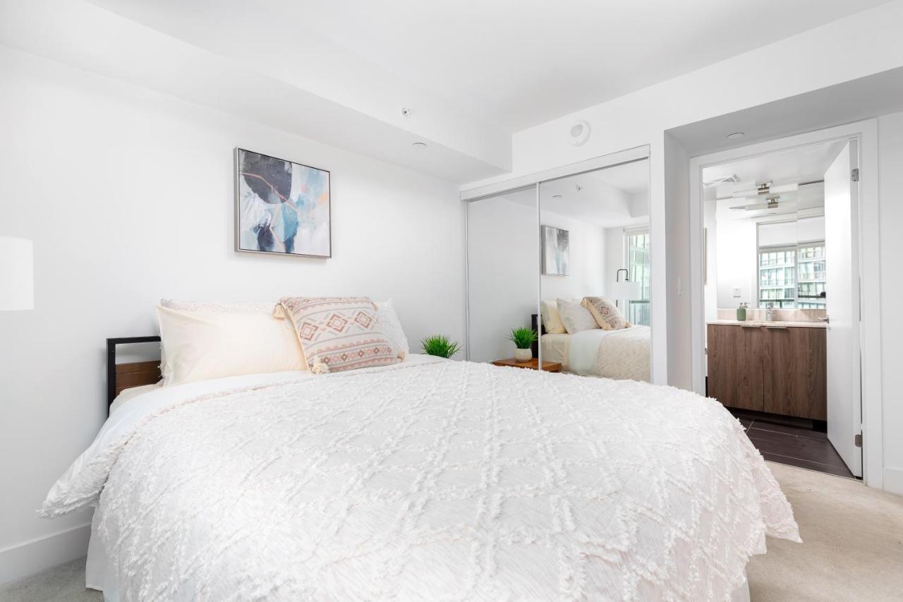 Upscale & Modern 2Bd + Den 2Ba Heart Of Downtown! Apartment Toronto Exterior photo